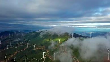 风力发电4k航拍穿入云海视频的预览图